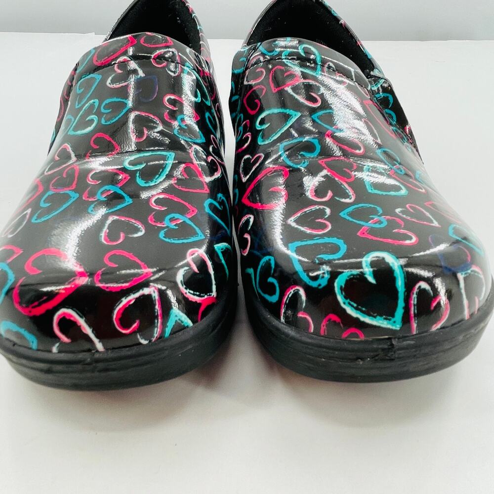 Easy Works by Easy Street Tiffany Black Pink Aqua Hearts Comfort Clogs Shoes 7W - Picture 6 of 12